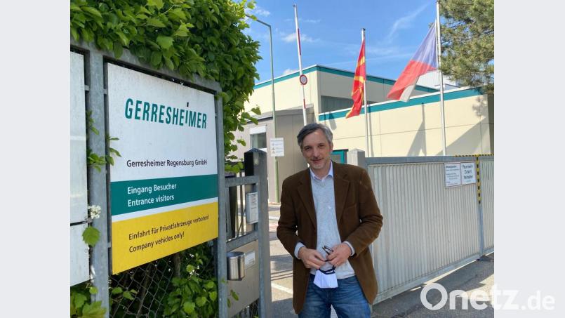 Vor dem Firmengelände darf die Mund-Nasen-Maske abgenommen werden. Im Werk ist sie Pflicht. Bild: Völkl