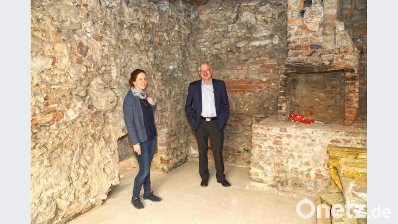 Von der „Alten Schmiede“ bleibt nach der Sanierung die alte Esse erhalten, in der der Banrucker-Schmied sein Eisen heiß hielt. Ein Bild von den Umbauarbeiten machten sich (von links) Museumsleiterin Kerstin Pöllath und Bürgermeister Johannes Reger. Bild: njn