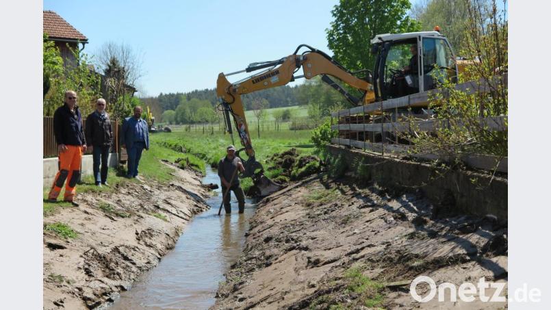 Robert Schraml, Ludwig Hafner und Bürgermeister Hans Walter (von links) waren mit dem Verlauf der Umbaumaßnahmen am "Reuthigraben" sehr zufrieden. Bild: jzk