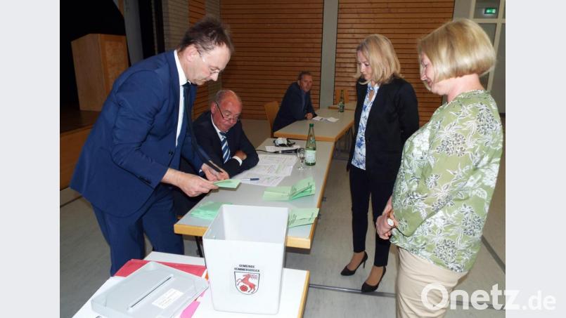 Zu den ersten offiziellen Aufgaben der neuen Fraktionssprecher Renate Amrhein (rechts) Veronika Frenzel (Zweite von rechts), Wolfgang Roggenhofer und Bürgermeister Roland Strehl gehörte das Auszählen der Bürgermeisterwahlzettel. Bild: e
