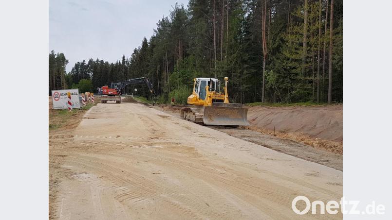 Das Abbiegen von der Staatsstraße Moosbach - Pleystein in das neue Gewerbegebiet Moosbach „Hammermühle“ soll durch eine Linksabbiegespur gesichert werden. Die Firma Scharnagl, Weiden führt derzeit die notwendigen Arbeiten durch. Bild: gi