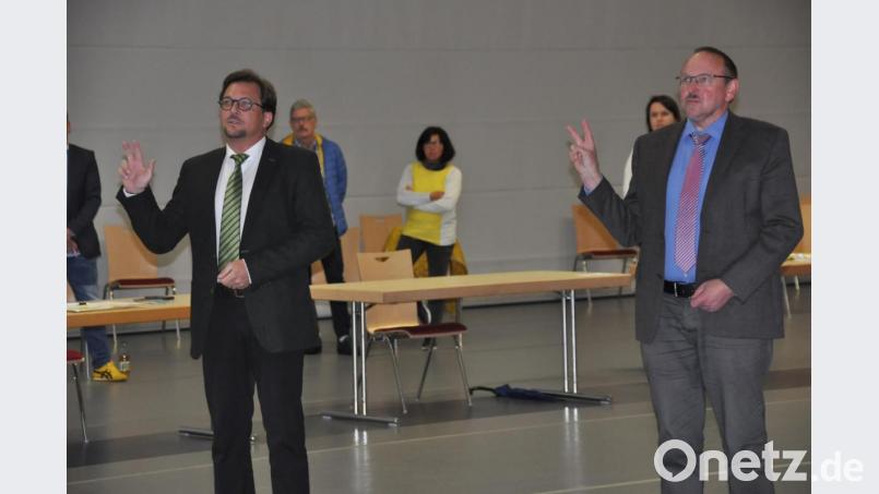 Rudolf Heier (rechts) bleibt Zweiter Bürgermeister der Gemeinde Speichersdorf. Mit ihm legte der neue Dritte Bürgermeister Franc Dierl (links) den Amtseid ab. Bild: ak