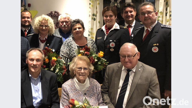 Das Bild stammt aus November 2019 und zeigt das Ehepaar Meister (sitzend vorne rechts) bei der Ehrung bezüglich Ihrer langjährigen aktiven Mitgliedschaft mit weiteren Geehrten sowie Führungskräften des BRK-Kreisverbandes um Kreisgeschäftsführer Sandro Galitzdörfer (stehend Zweiter von rechts) und der Bereitschaft Rothenstadt um Bereitschaftsleiterin Sieglinde Steiner (stehend, Sechste von rechts). Bild: exb
