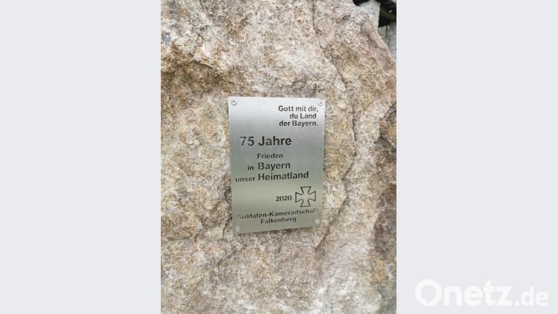 Die Tafel erinnert an das Ende des Zweiten Weltkriegs im Mai 1945. Bild: wro