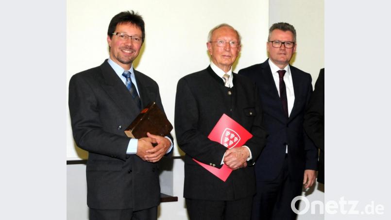 Im November 2016 verlieh die Stadt Sulzbach-Rosenberg an Armin Binder (Mitte) die Bürgermedaille. Zu den ersten Gratulanten gehörten Stadtheimatpfleger Dr. Markus Lommer (links) und Bürgermeister Michael Göth. Bild: Joachim Gebhardt