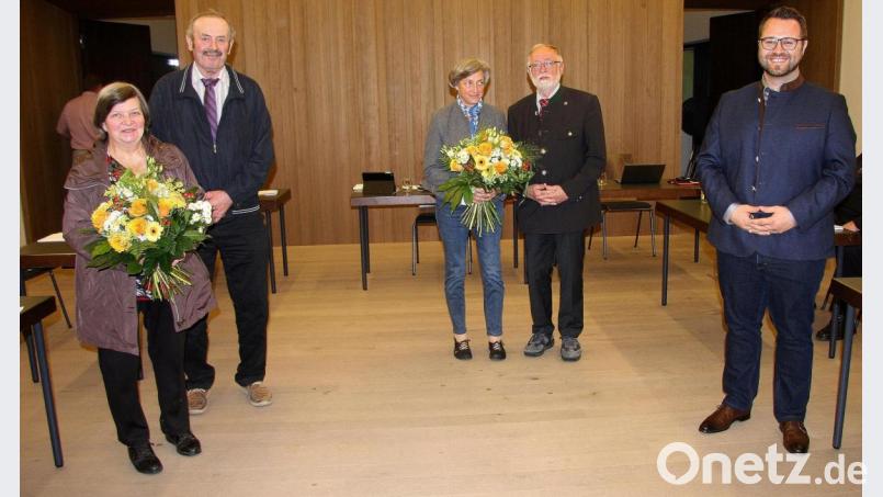 Verabschiedet wurden in der ersten Sitzung des neuen Marktrats auch die bisherigen Gemeindechefs. Im Bild (von links) Helga Schuller und Bernhard Schuller, Hedwig Bauer und Herbert Bauer und Bürgermeister Matthias Grundler. Bild: wro