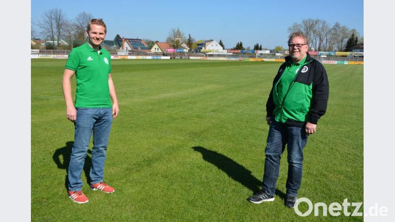 Die geplanten Veranstaltungen zum 25-jährigen Bestehen des Fördervereins des SV Mitterteich müssen wegen der Coronakrise ausfallen, doch Vorsitzender Florian Greim (links) hat bereits neue Aktionen und für nächstes Jahr ein Benefizturnier mit Gartenfest angekündigt. Darüber freut sich auch Gerhard Greim (rechts), stellvertretender Vorsitzender des SV Mitterteich. Bild: jr