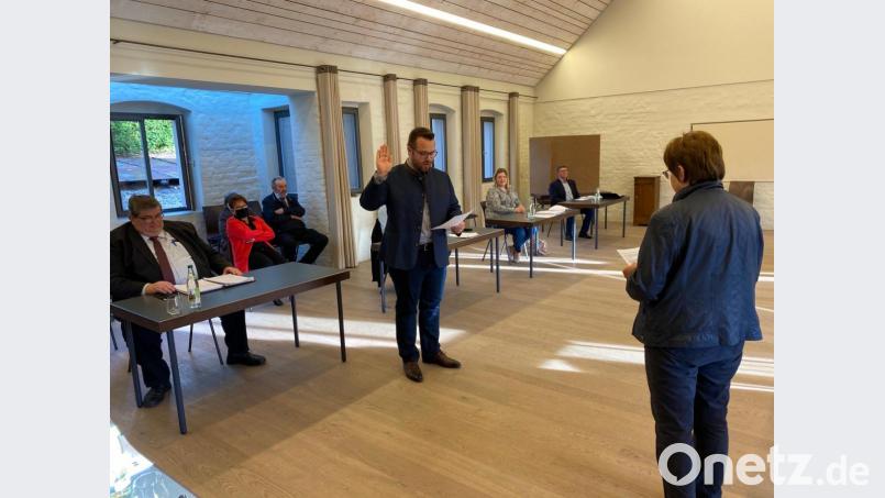 Die Vereidigung Matthias Grundlers nahm Markträtin Rita Wildenrother vor. Bild: wro
