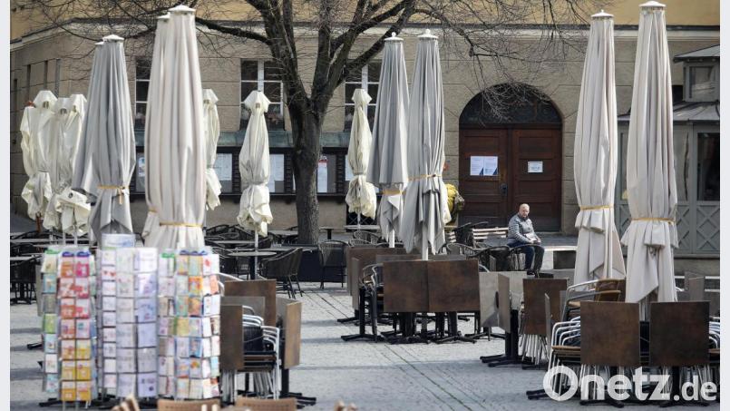 Noch ist die Außenbestuhlung der Cafés und Eisdielen am Amberger Marktplatz verweist. Ab Montag dürfte hier wieder Betrieb herrschen - wenn auch unter Auflagen. Bild: Wolfgang Steinbacher