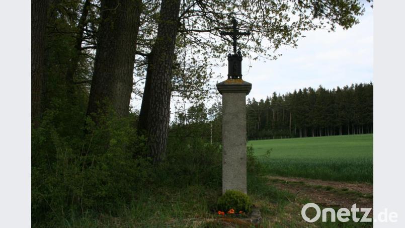 An dem vom Katholischen Männerverein freigelegten Gedenkstein betete im Kriegswinter 1942/43 knieend ein geflohener polnischer Gefangener, als ihn ein Polizist mit einem Genickschuss ermordete. Für „Gottes Lohn“ wird dieses Marterl von einer Frau seit 18 Jahren gepflegt. Bild: gpa
