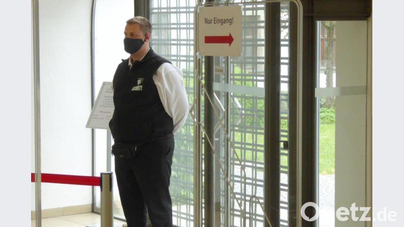 Ein Security-Mann achtet in der Bibliothek auf das Einhalten der Regeln. Bild: fsb