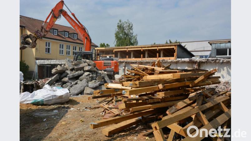 Begonnen haben in dieser Woche die Arbeiten zum Abbruch der alten Grundschulgebäude in Mitterteich. Bild: jr