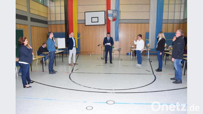 Als neue Gemeinderäte werden Petra Beierl, Dieter Weck, Georg Hartinger (von links), Christian Koller, Sonja Bodensteiner und Birgit Krug (von rechts) von Bürgermeister Markus Ziegler (Mitte) vereidigt. Bild: fz