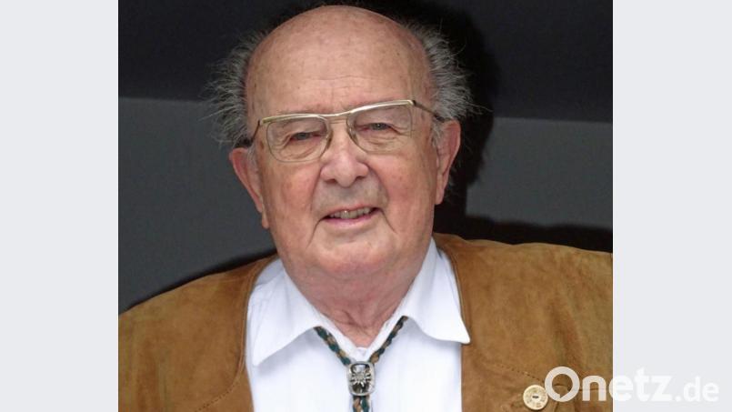 Für 73 Jahre Mitgliedschaft übermittelte der Bäckerfachverein Weiden und Umgebung Max Pscheidl die Glückwünsche zum 90. Geburtstag. Bild: Dobmeier