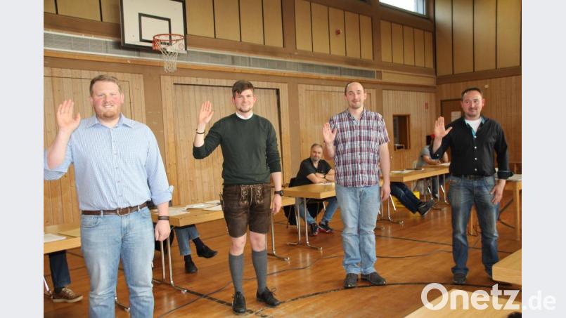 Die vier neu gewählten Gemeinderatsmitglieder (vorne von links) Sebastian Lobinger, David Niederalt, Michael Rückl und Martin Salomon werden vereidigt. Bild: frd