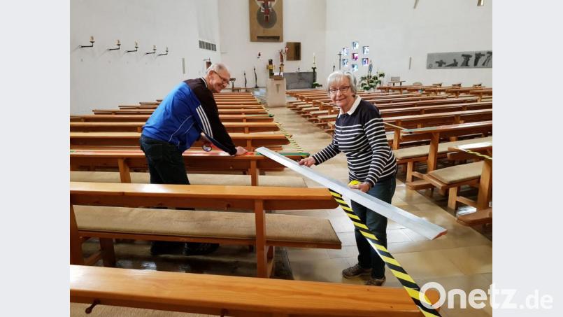 Das Mesnerehepaar Annemarie und Manfred Fischer maß die Abstände zwischen den Plätzen aus, auf denen die Gottesdienstbesucher sitzen dürfen. Bild: hai