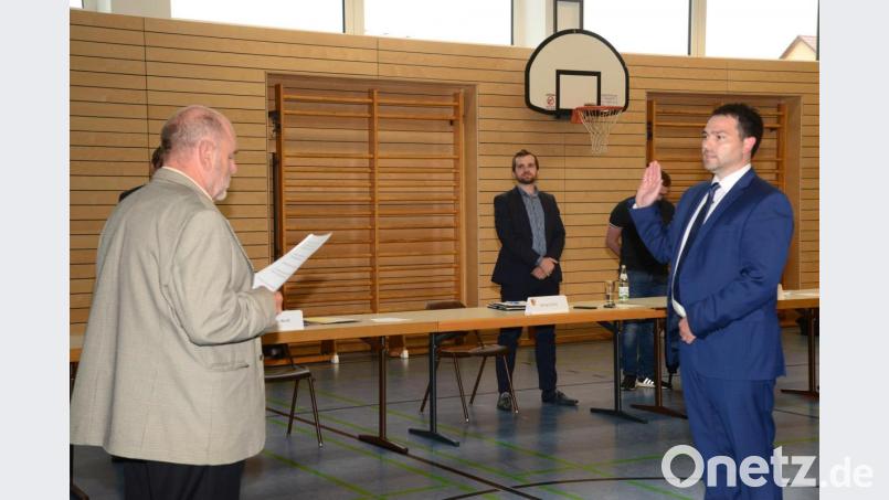 Marktrat Christoph Hösl vereidigt Sebastian Hartl (rechts) als neuen Bürgermeister des Marktes Luhe-Wildenau Bild: bey