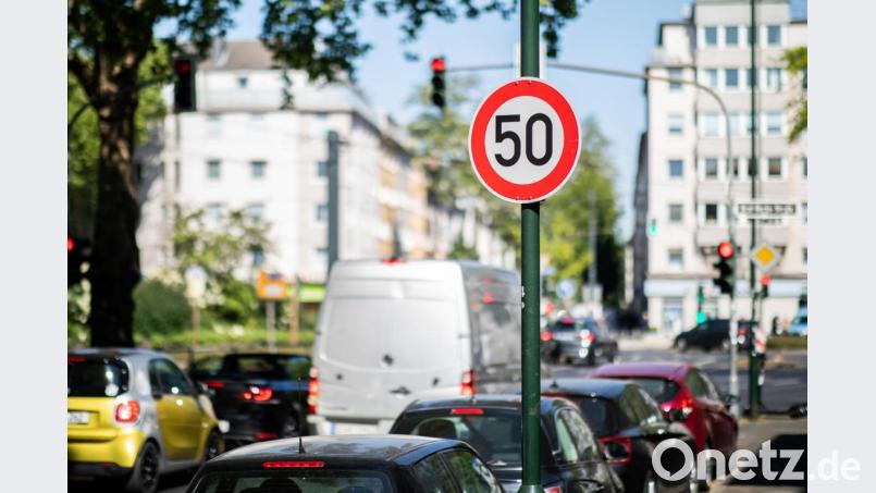 Bundesverkehrsminister Scheuer (CSU) will verschärfte Regelungen zu Fahrverboten bei zu schnellem Fahren zurücknehmen. Dabei geht es vor allem um die Regel, dass nun schon ein Monat Fahrverbot droht, wenn man innerorts 21 Kilometer pro Stunde zu schnell fährt. Symbolbild: Marcel Kusch/dpa