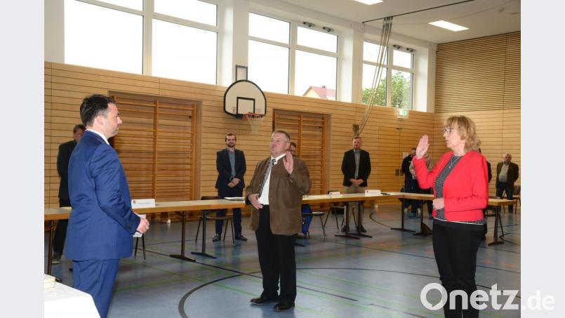 Bürgermeister Sebastian Hartl vereidigt Sigrid Ziegler als neue Zweite Bürgermeisterin und Hans Kick als neuen Dritten Bürgermeister. Bild: bey