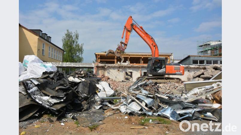 Begonnen haben in dieser Woche die Arbeiten zum Abbruch der alten Grundschulgebäude in Mitterteich. Bild: jr