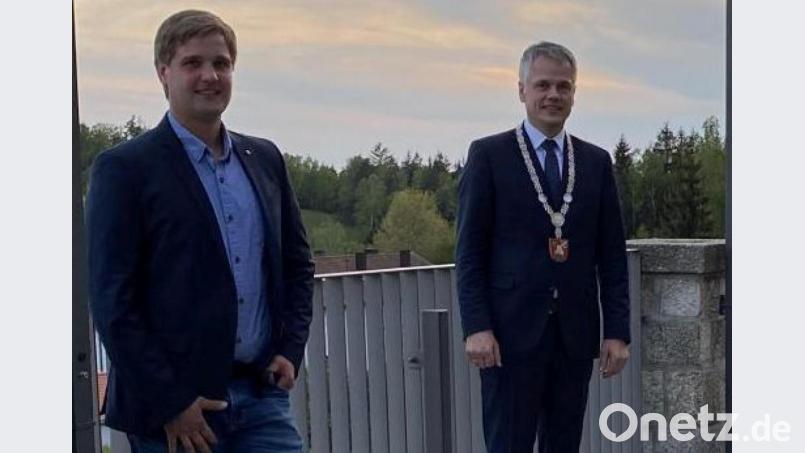 Die Entscheidung, ob von Florian Plödt (links) zum Jugendbeauftragten gewählt wird, ist auf Vorschlag von Bürgermeister Thomas Meiler (rechts) vertagt. Grund sind kontroverse Diskussionen im Gemeinderat. Bild: Eichl