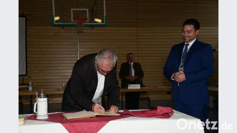 Karl-Heinz Preißer, 24 Jahre lang Bürgermeister des Marktes Luhe-Wildenau, trägt sich in das Goldene Buch ein. Bild: bey