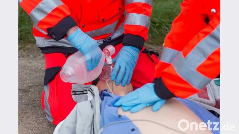 Mit ein paar zusätzlichen Verhaltensregeln lässt sich bei der Ersten Hilfe eine Infektion mit Corona vermeiden. Symbolbild: Benjamin Nolte/dpa