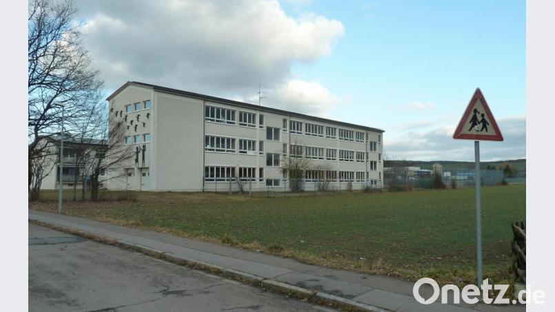 Auf der Wiese neben der Grundschule in Diendorf stellt die Stadt 36 Module auf, um ab September Krippen- und Kindergartenkinder übergangsweise betreuen zu können. Der Neubau des städtischen Kindergartens ist an der Otto-Hahn-Straße (Fläche hinter der Grundschule, im Anschluss an den Sportplatz) geplant. Bild: Portner