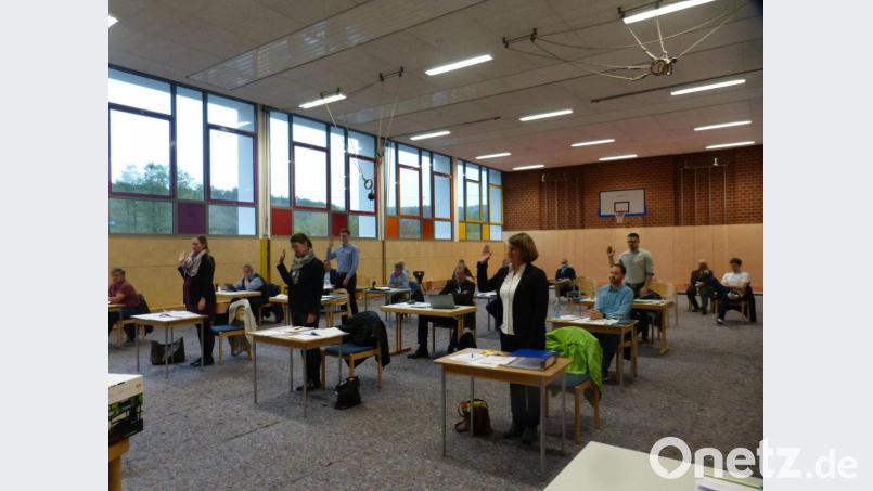 Vereidigung neuer Ratsmitglieder mit (von links stehend) Kathrin Brand, Christina Arnold, Toni Grötsch, Melanie Schmidt, Simon Ertel. Bild: fm