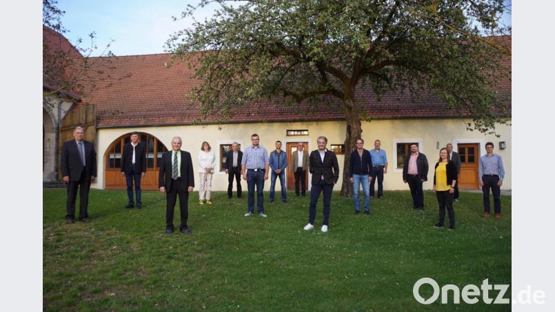 Dem neuen Gemeinderat gehören (von links) Albert Sollfrank, Hans-Gerd Reindl, Bürgermeister Günter Kopp, Sybille Bayer, Josef Popp, Tobias Schroll, Jürgen Christl, Josef Scherm, Gerd Schönfelder, Manuel Griener, Otto Schroll, Harald Tretter, Bianca Greger, Josef Gößner und Stefan Vetter an. Bild: bkr