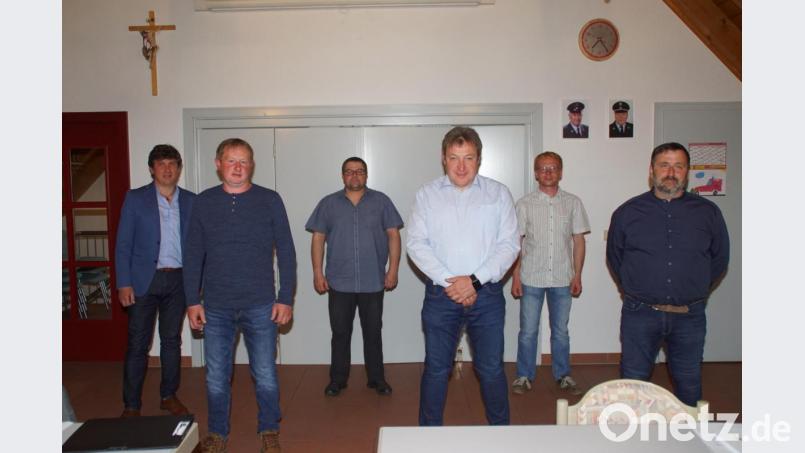 Bürgermeister Gerald Reiter (links), sein Stellvertreter Tobias Eckl (Zweiter von rechts) mit den neuen Gemeinderäten (von links) Hans Wild, Peter Reier, Werner Zach und Josef Paa. Bild: mmj