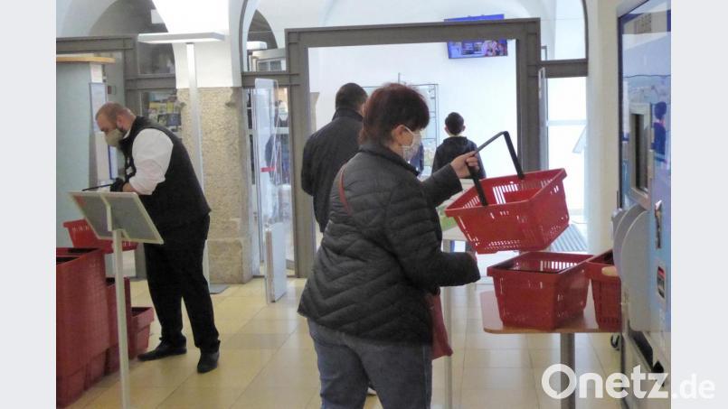 Auch das Verlassen der Regionalbibliothek ist genau geregelt. Bild: fsb