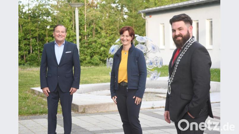 Die neuen und am Dienstag vereidigten Bürgermeister der Stadt Neustadt (von rechts): Sebastian Dippold (SPD), Tanja Kippes (CSU, zweite Bürgermeisterin) und dritter Bürgermeister Heribert Schubert (SPD). Bild: Gabi Schönberger