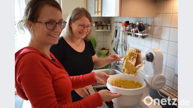 Backen noch vor der Coronakrise: Lena und Elisabeth begutachten den Teig. Bild: olr