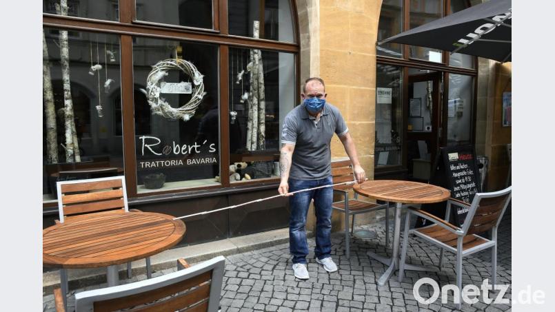 In der Cafébar Trattoria Bavaria am Marktplatz laufen die Vorbereitungen für die ab Montag wieder erlaubte Bewirtung der ersten Gäste auf Hochtouren. Pächter Robert Schaarschmidt könnte von einer geplanten Sonderregelung der Stadt zur Erweiterung der Freischankfläche profitieren – jedoch nur, wenn er nicht 1,5 Meter Sicherheitsabstand zum Gehweg einhalten muss. Bild: Petra Hartl
