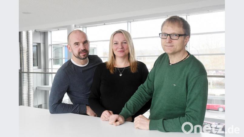 Ein Foto aus Zeiten vor der der Corona-Pandemie: Jörg Rothballer, Inge und Andreas Schulz (von links) wünschen sich, dass Parkinson in der Gesellschaft bekannter wird. Bild: Gabi Schönberger