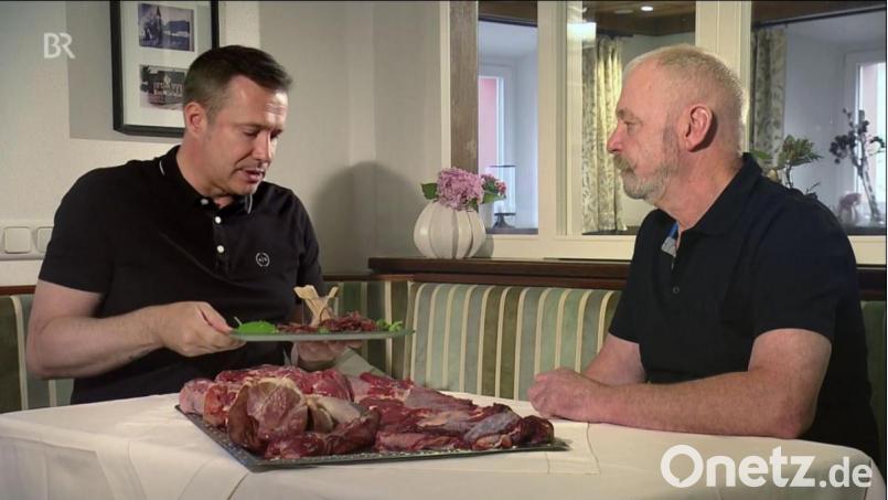 Sternekoch Alexander Herrmann (links) und Greifenwirt Hans-Reiner Heldrich beim Verkosten der Galloway-Salami. Screenshot: BR/Aufgegabelt