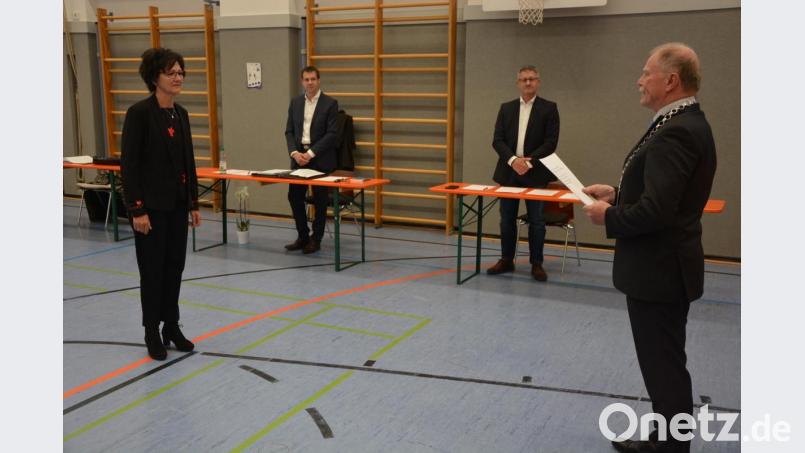 Als neue Markträtin wurde die frühere CSU-Kreisrätin Inge Härtl von Bürgermeister Max Bindl vereidigt. Bild: jr