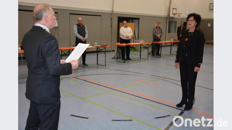 Als neue Markträtin wurde die frühere CSU-Kreisrätin Inge Härtl von Bürgermeister Max Bindl vereidigt. Bild: jr