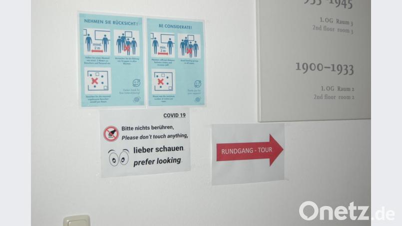 In der gesamten Ausstellung werden die Besucher auf die neuen Hygieneregeln hingewiesen. Der Rundgang ist beschildert, alle Türen sind geöffnet. Bild: abu