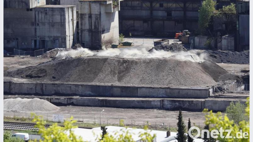 Mit ein wenig Rauch verabschieden sich die Fundamente der Konverter. Bild: mfh