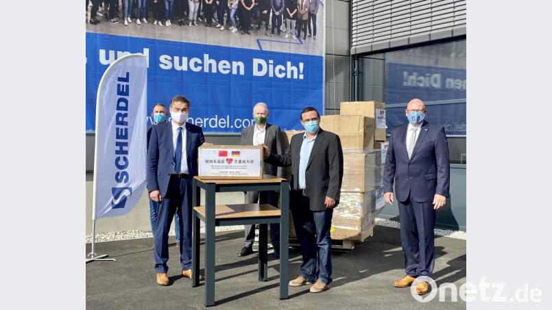 Bei der Übergabe der Masken am Scherdel-Ausbildungszentrum SCHATZ in Marktredwitz (von links): Florian Gelius, Betriebsrat und Mitglied der Corona Task Force bei Scherdel, Landrat Peter Berek, Landrat a. D. Dr. Karl Döhler, Marcus Bach, Geschäftsführer der Scherdel-Gruppe sowie Oberbürgermeister Oliver Weigel. Bild: exb