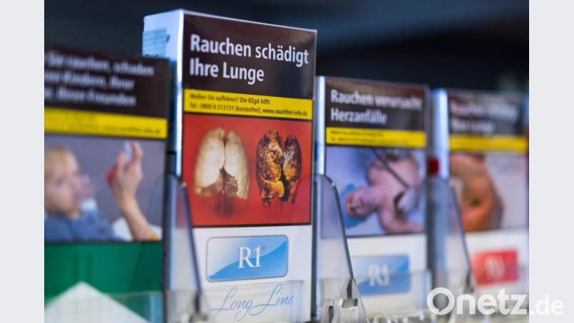 Zigarettenschachteln mit Schockbildern stehen in einem Regal. Archivbild: Monika Skolimowska/dpa