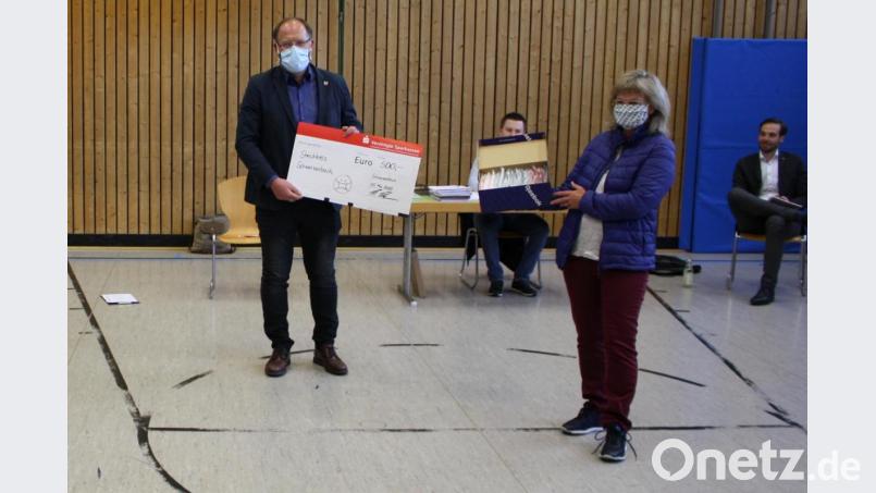 In unermüdlicher Arbeit behebt der Schwarzenbacher Handarbeitskreis den Maskennotstand. Als Zeichen des Dankes übergibt Bürgermeister Thorsten Hallmann eine 500-Euro-Spende aus einer Zuwendung des Sozialministeriums an die Sprecherin der Gruppe, Ingrid Schmidt (stehend, rechts). Bild: bjp