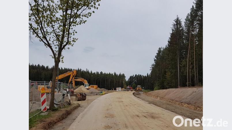 Das Abbiegen von der Staatsstraße Moosbach - Pleystein in das neue Gewerbegebiet Moosbach „Hammermühle“ soll durch eine Linksabbiegespur gesichert werden. Die Firma Scharnagl, Weiden führt derzeit die notwendigen Arbeiten durch. Bild: gi