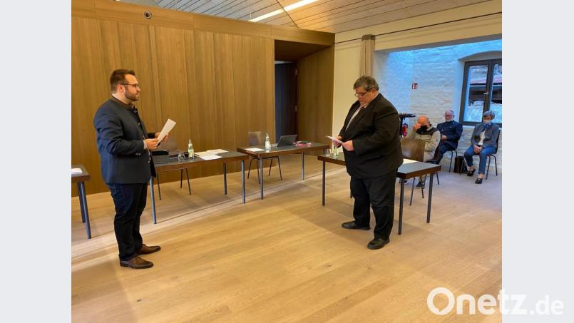 Nach der geheim durchgeführten Wahl wurde Hubert Schedl (CSU) von Bürgermeister Matthias Grundler (links) vereidigt. Bild: wro