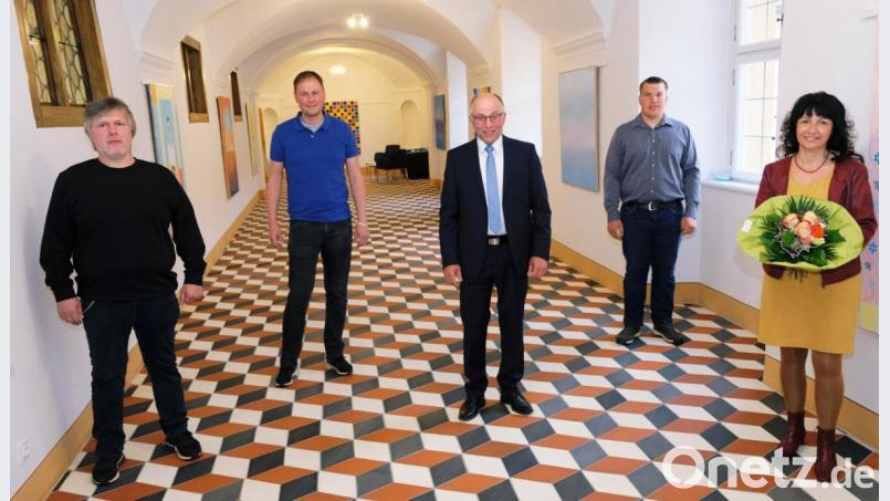Bürgermeister Albert Nickl (Bildmitte) vereidigt in der konstituierenden Sitzung des Gemeinderates vier neue Mitglieder. Im Bild (von links) Martin Rodler, Benjamin Roder, Johann Meyer und Gabi Scherl. Das einzige weibliche Ratsmitglied begrüßt Nickl mit einem bunten Frühlingsstrauß Bild: do