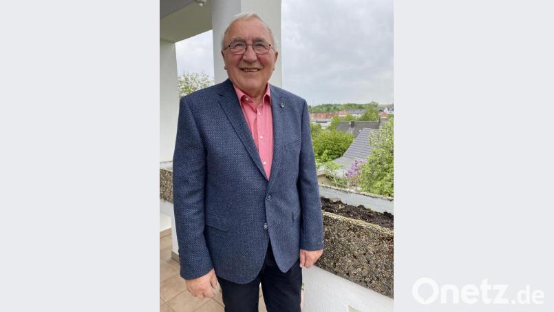 Heiner Kohl (81), Schulamtsdirektor a. D., hat im Corona-Lockdown eine Anleitung für das Schafkopfen geschrieben. Bild: Eichl