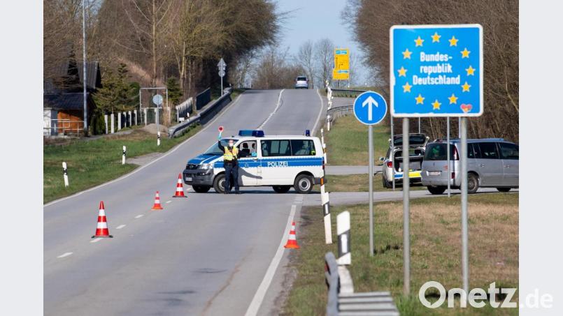 Polizisten stehen an einer Kontrollstelle an der Grenze zu Österreich. Symbolbild: Sven Hoppe/dpa
