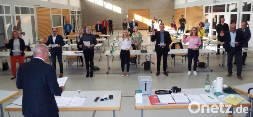 Bei der Vereidigung durch Bürgermeister Roland Strehl (vorne) mit (von links) Andrea Meier, Markus Bayer, Lisa Hartinger, Elisabeth Gruber, Martin Meier, Sonja Finsterer und Hans Nörl. Bild: e